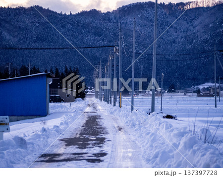 田舎の雪景色 137397728