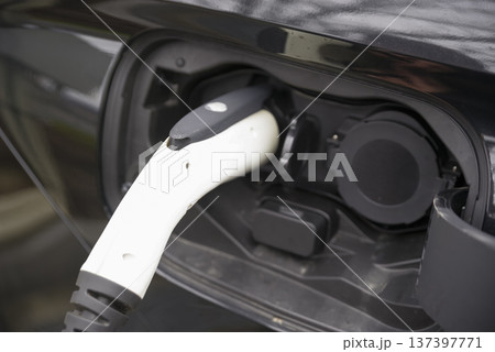 電気自動車を充電するEV充電プラグ 137397771