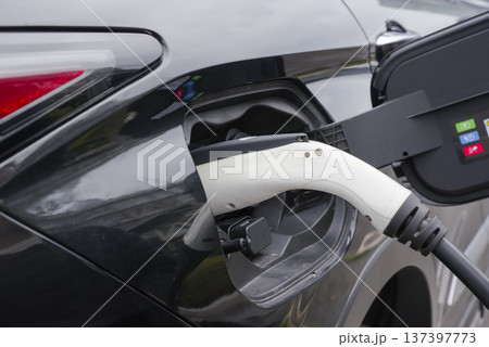電気自動車を充電するEV充電プラグ 電気自動車を充電するEV充電プラグ 137397773