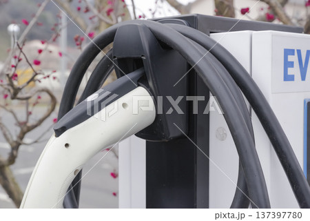 電気自動車のEV充電スタンド 137397780