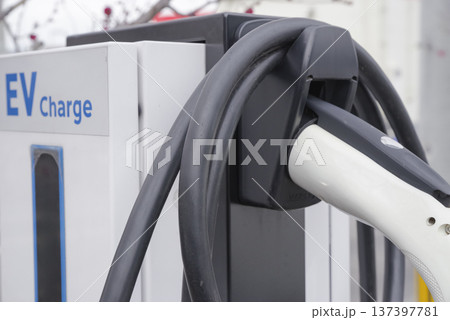 電気自動車のEV充電スタンド 137397781