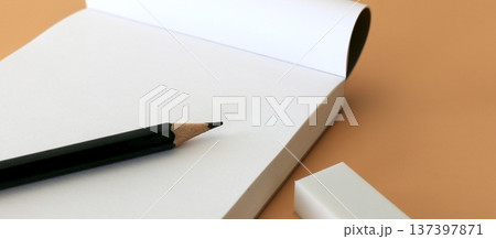 文房具　筆記用具　鉛筆とメモ帳 137397871