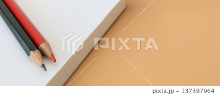 バナー素材 文房具 筆記用具 ペンとメモ帳 コピースペース バナー素材 文房具 筆記用具 ペンとメモ帳 コピースペース 137397964