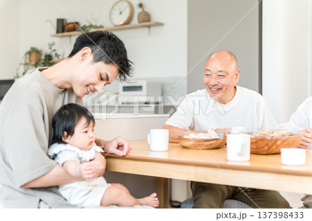 帰省,里帰りした息子,孫とお茶をするシニア男性 137398433