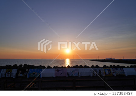 秋田県能代市大森山　はまなす画廊の日没 137398457