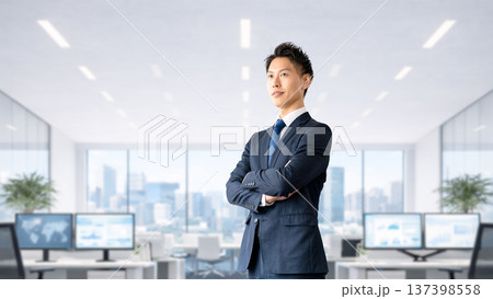 オフィスで腕組みをする男性ビジネスマン 137398558