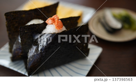 鮭おにぎり 鮭おにぎり 137398563