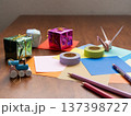 卓上の折り紙と色鉛筆とマスキングテープ 137398727