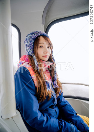 スキー場でゴンドラに乗っている若い女性 137398747