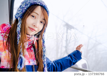 スキー場でゴンドラに乗っている若い女性 137398766
