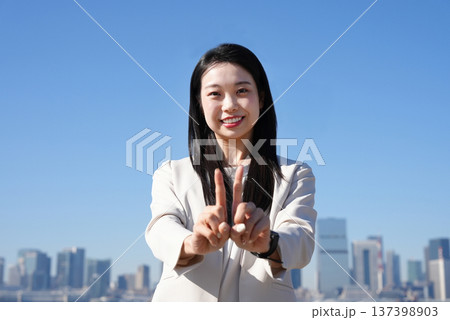 手話をするスーツ姿の若い女性 手話をするスーツ姿の若い女性 137398903