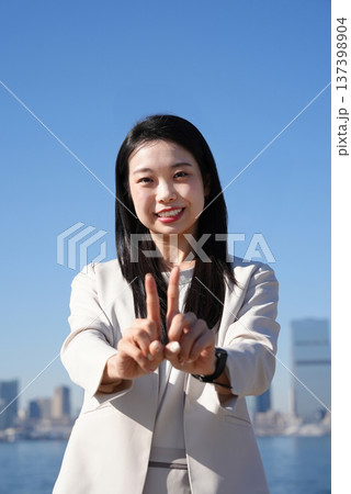 手話をするスーツ姿の若い女性 137398904