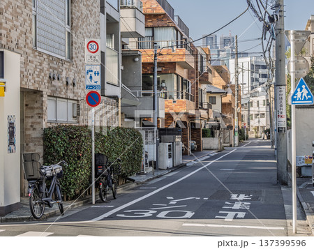 生活道路対策が施された区域の入口　【ゾーン30】の標識 137399596
