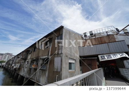 北九州市の台所　神嶽川沿いの旦過市場 137399644