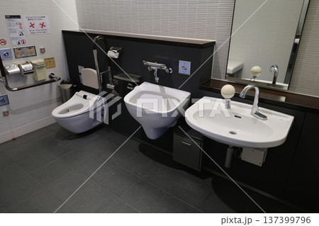 多目的トイレ 137399796