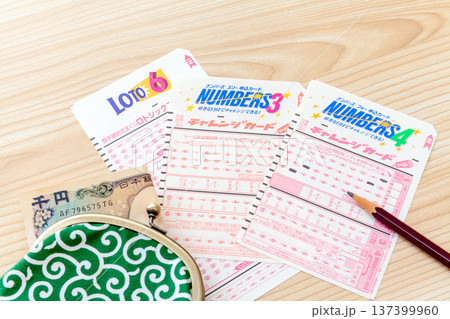 宝くじを買うイメージ、申し込みカードとお金 宝くじを買うイメージ、申し込みカードとお金 137399960