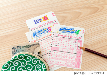 宝くじを買うイメージ、申し込みカードとお金 137399961
