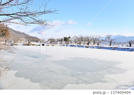 全面結氷した治田池の水面 全面結氷した治田池の水面 137400404