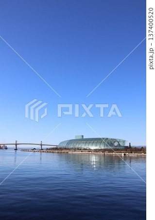 小名浜の観光スポット・アクアマリンふくしまと小名浜マリンブリッジ（福島県いわき市） 137400520