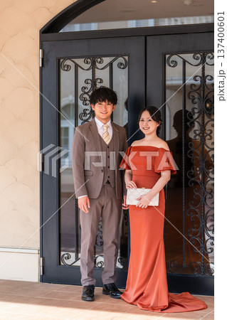 披露宴,二次会,結婚式のカラードレスで登場する新郎新婦,ドレスアップした夫婦,富豪,富裕層 披露宴,二次会,結婚式のカラードレスで登場する新郎新婦,ドレスアップした夫婦,富豪,富裕層 137400601