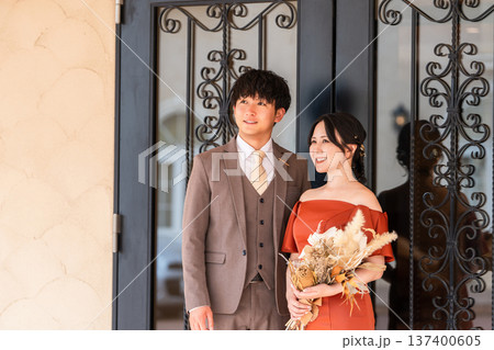 披露宴,二次会,結婚式のカラードレスで登場する新郎新婦,ドレスアップした夫婦 披露宴,二次会,結婚式のカラードレスで登場する新郎新婦,ドレスアップした夫婦 137400605