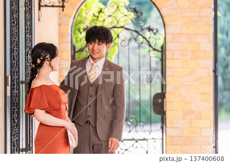 披露宴,二次会,結婚式のカラードレスで登場する新郎新婦,ドレスアップした夫婦,富豪,富裕層 披露宴,二次会,結婚式のカラードレスで登場する新郎新婦,ドレスアップした夫婦,富豪,富裕層 137400608