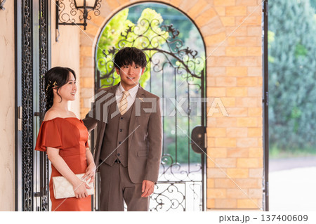 披露宴,二次会,結婚式のカラードレスで登場する新郎新婦,ドレスアップした夫婦,富豪,富裕層 137400609