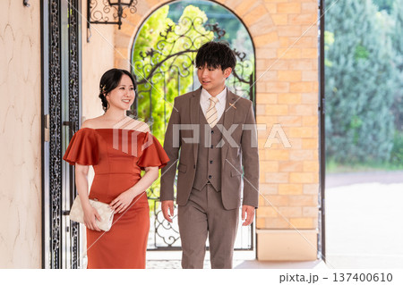 披露宴,二次会,結婚式のカラードレスで登場する新郎新婦,ドレスアップした夫婦,富豪,富裕層 披露宴,二次会,結婚式のカラードレスで登場する新郎新婦,ドレスアップした夫婦,富豪,富裕層 137400610