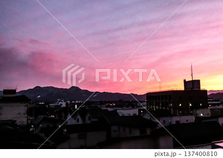 春めいてきた北国岩手県盛岡市の夕景 137400810