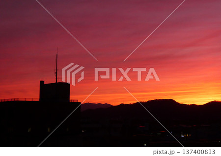 岩手県盛岡市春を待つ北国の鮮やかな夕焼け 137400813