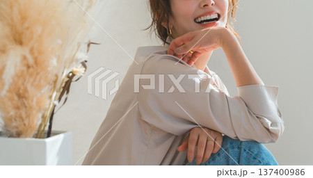 西陽の当たるリビングにいる女性とドライフラワー(モデル,ファッション,光,影) 西陽の当たるリビングにいる女性とドライフラワー(モデル,ファッション,光,影) 137400986