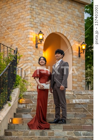 結婚式場のナイトウェディングでカラードレス姿の新郎新婦,ドレスアップした夫婦 137401001