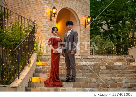 結婚式場のナイトウェディングでカラードレス姿の新郎新婦,ドレスアップした夫婦 結婚式場のナイトウェディングでカラードレス姿の新郎新婦,ドレスアップした夫婦 137401003