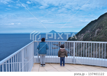 佐多岬から開聞岳を望む子供達 137401122