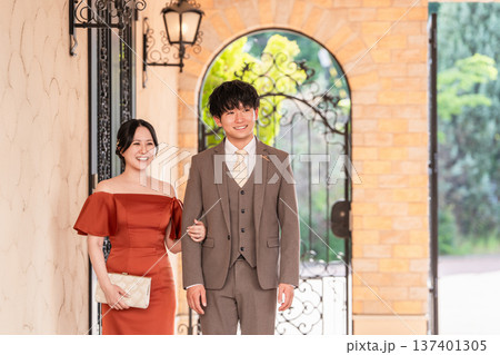 パーティ会場,レストランをドレスコードで歩くカップル,夫婦 パーティ会場,レストランをドレスコードで歩くカップル,夫婦 137401305