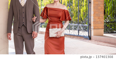 パーティ会場,レストランをドレスコードで歩くカップル,夫婦 137401308