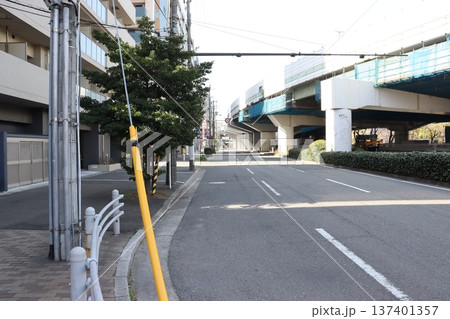 堺市堺区堺東駅近くの堺中央郵便局前の阪神高速道路下の道路 堺市堺区堺東駅近くの堺中央郵便局前の阪神高速道路下の道路 137401357