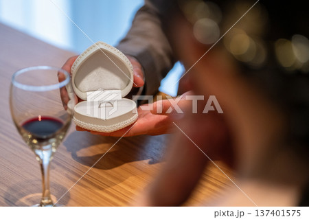 ジュエリーケース,リングケースを開けて指輪を見せるスーツ,タキシード姿の男性（プロポーズ） 137401575