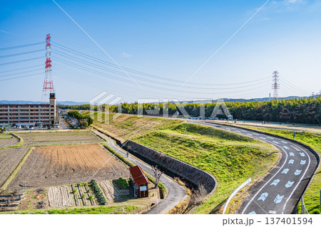 木津川右岸堤防上の遊歩道　京都府城陽市 137401594