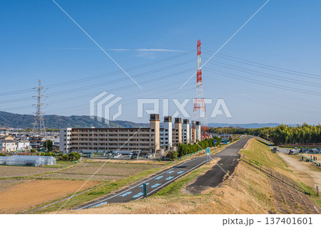 木津川右岸堤防上の遊歩道 京都府城陽市 木津川右岸堤防上の遊歩道 京都府城陽市 137401601