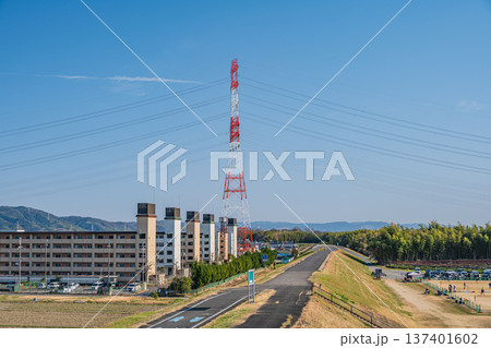 木津川右岸堤防上の遊歩道 京都府城陽市 木津川右岸堤防上の遊歩道 京都府城陽市 137401602