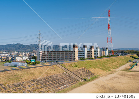 木津川右岸堤防上の遊歩道 京都府城陽市 木津川右岸堤防上の遊歩道 京都府城陽市 137401608