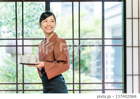 老舗の温泉旅館・高級旅館・宿坊で働く仲居さん・女将さん 老舗の温泉旅館・高級旅館・宿坊で働く仲居さん・女将さん 137402066