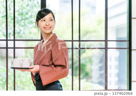 老舗の温泉旅館・高級旅館・宿坊で働く仲居さん・女将さん 老舗の温泉旅館・高級旅館・宿坊で働く仲居さん・女将さん 137402068