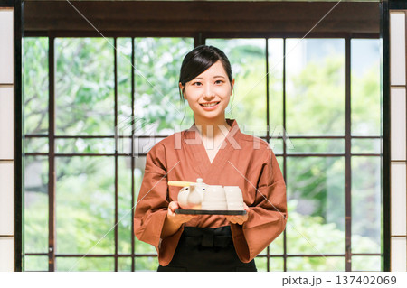 老舗の温泉旅館・高級旅館・宿坊で働く仲居さん・女将さん 137402069