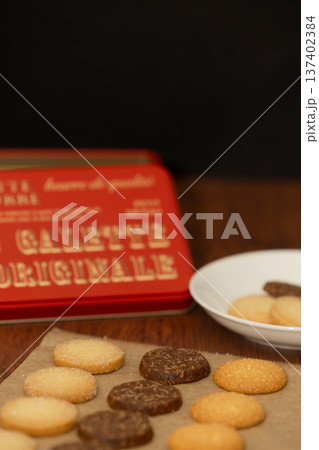 クッキーとクッキー缶 縦1 クッキーとクッキー缶 縦1 137402384