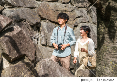 国内旅行で街歩き・観光ツアーをする若い夫婦・カップル 137402562