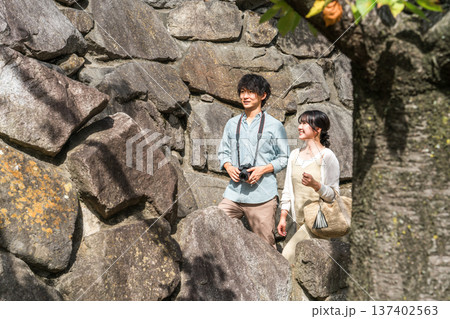 国内旅行で街歩き・観光ツアーをする若い夫婦・カップル 137402563