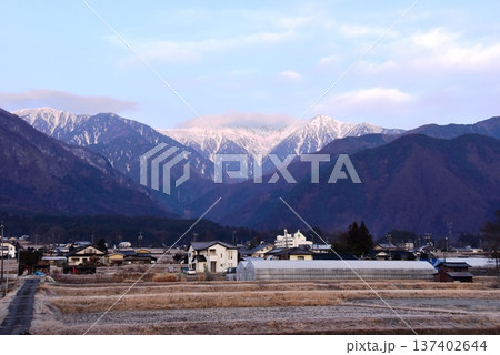 長野県 中央自動車道駒ケ岳サービスエリア付近の集落と駒ケ岳山並み 長野県 中央自動車道駒ケ岳サービスエリア付近の集落と駒ケ岳山並み 137402644