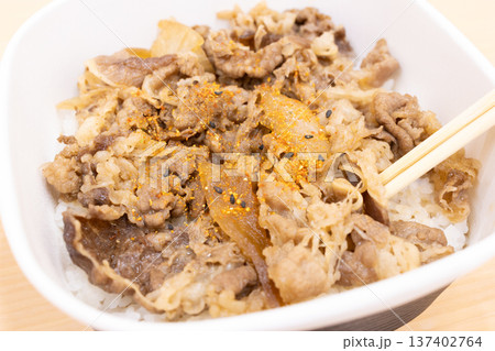 おいしい牛丼弁当 137402764